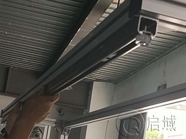 铝型材工作台上安装导轨槽