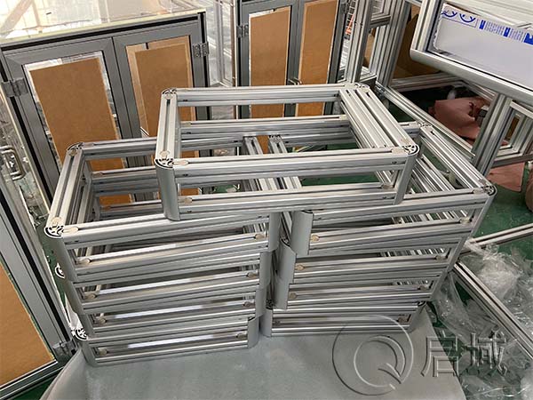 内置连连接件组装好的框架